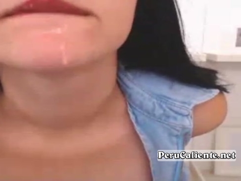 Prostituta de España jugando con su saliva para excitar a hombres peruanos