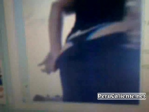 Señora contadora de Entel Perú exhibiéndose por webcam