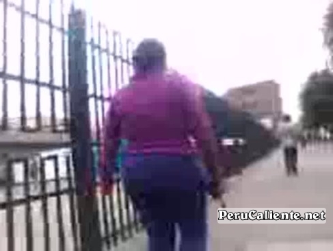 Señora culona caminando en las calles de Puno