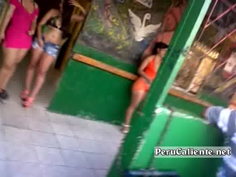 Prostitutas ecuatorianas ofreciendo sexo en vía pública