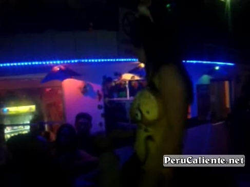 Puta haciendo baile erótico en prostíbulo Las Cucardas de Lima