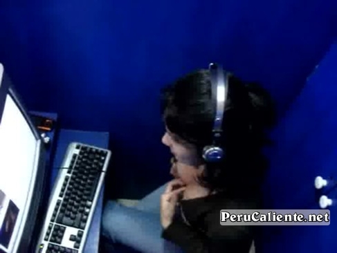 Colegiala puta enseñando sus tetas a su enamorado desde una cabina de internet
