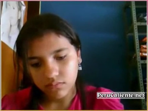 Adolescente de blusa roja mostrándose por webcam 
