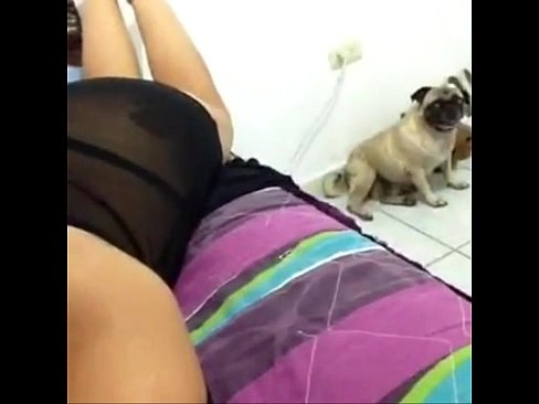 Tetona haciendo show erótico junto a su perrito para sus amigos de Badoo