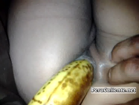 Penetrando con un plátano el culo de mi enamorada