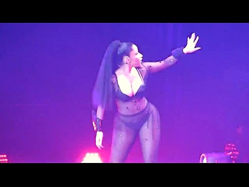 La talentosa Nicki Minaj bailando y exhibiendo su hermoso trasero